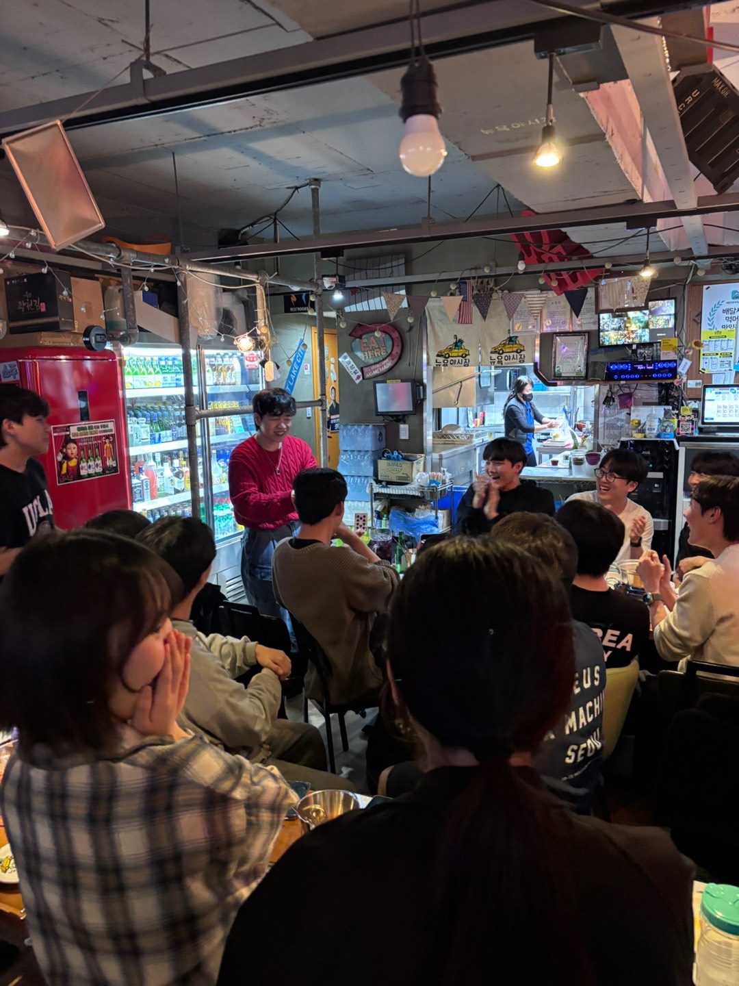 바에서 마술을 보여주며 사람들이 놀라는 순간