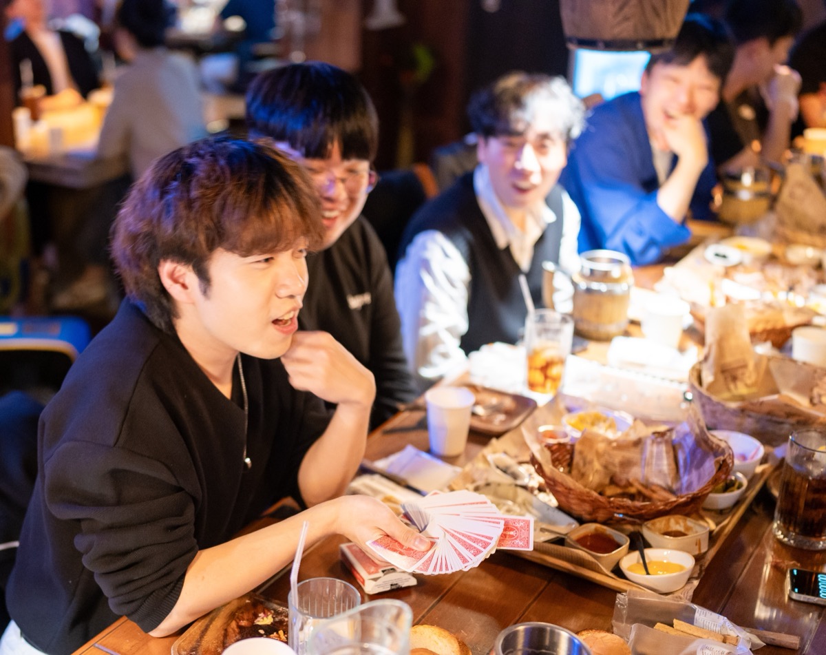 실내 카드 마술 시연