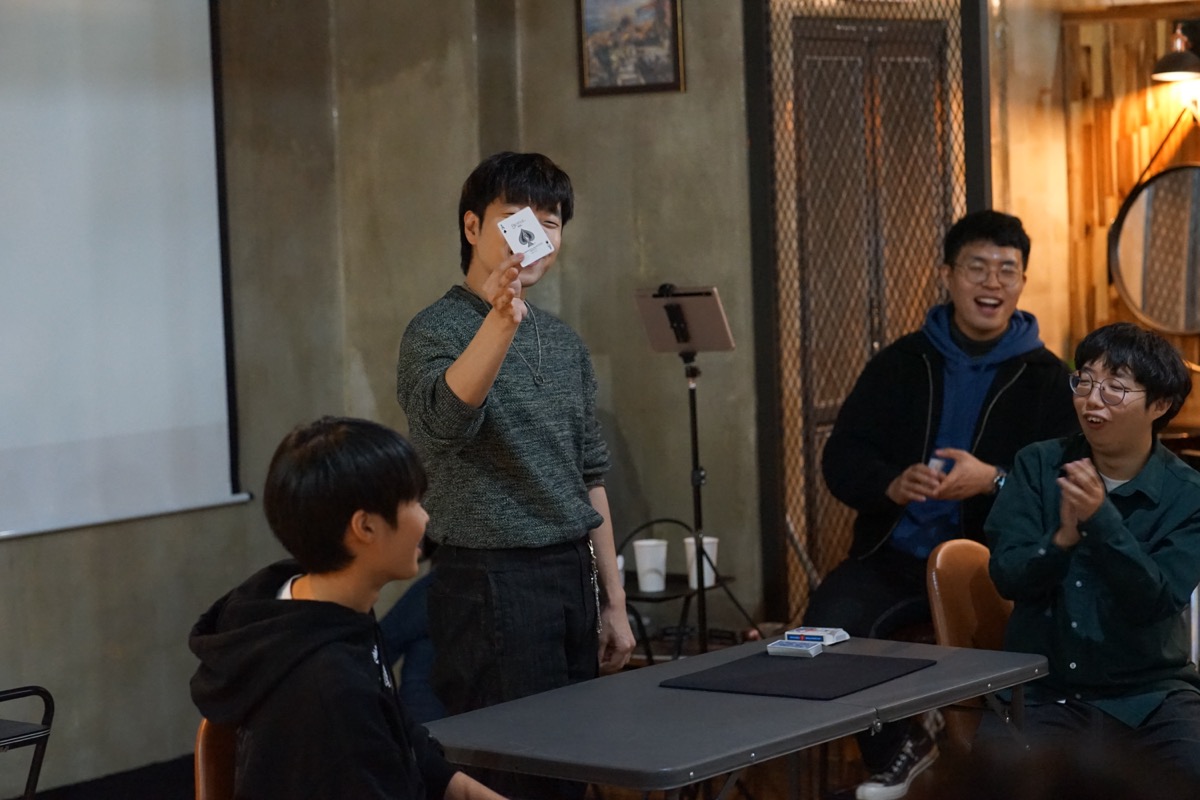 카드 마술을 보여주는 장면