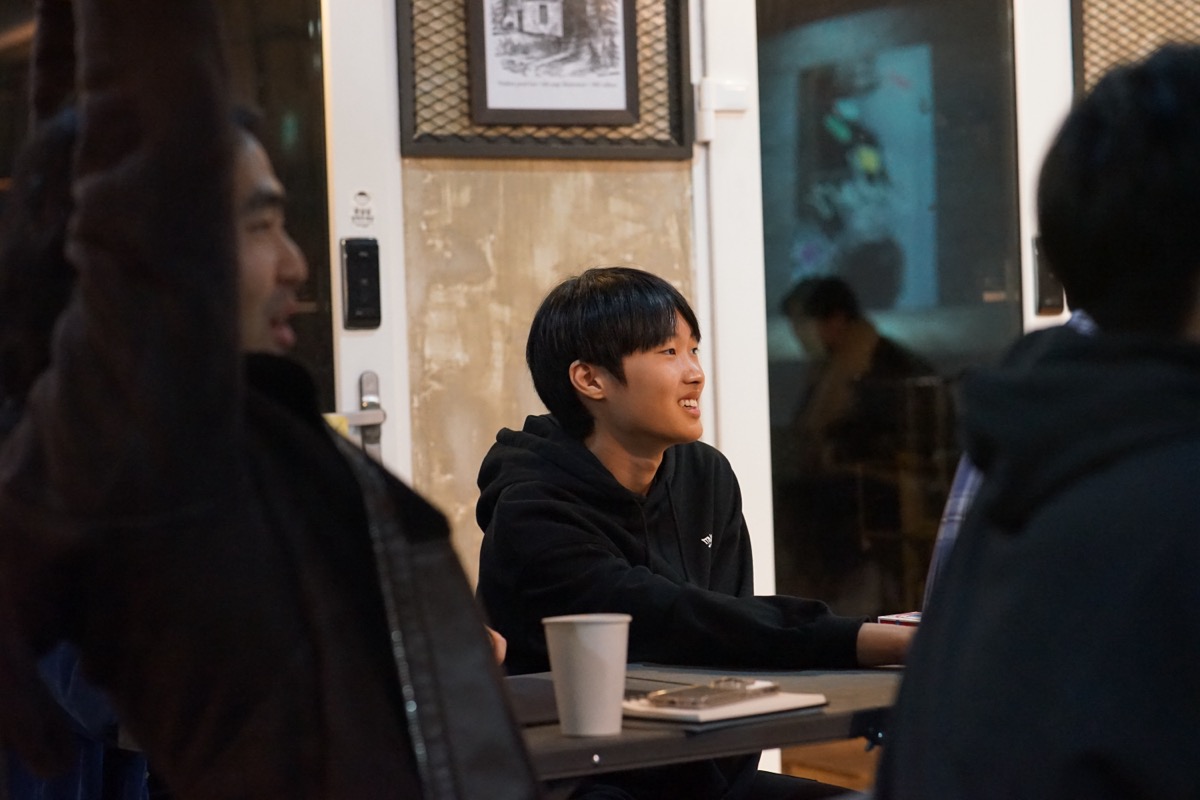 마술 모임에서 자연스럽게 웃는 청년