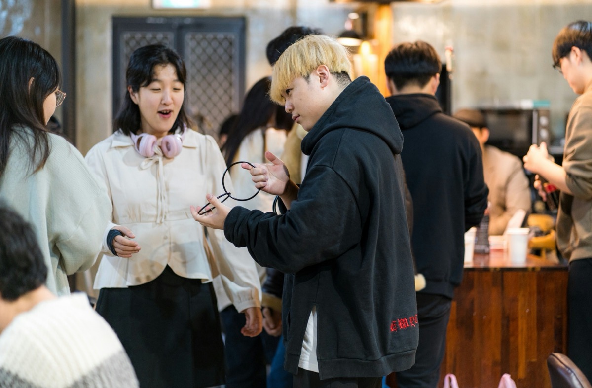 링 마술을 시연하는 장면