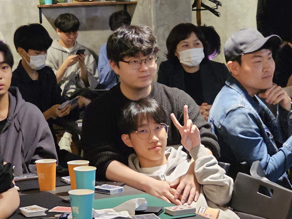 마술 모임에서 브이하며 즐기는 관객